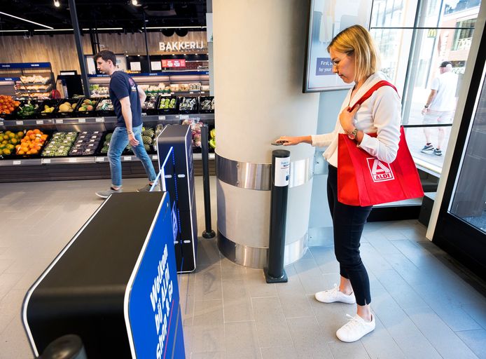 Samengroeiing avond Interpretatie Supermarkt van de toekomst? In deze Aldi staat geen enkele kassa of  zelfscanner | Binnenland | AD.nl