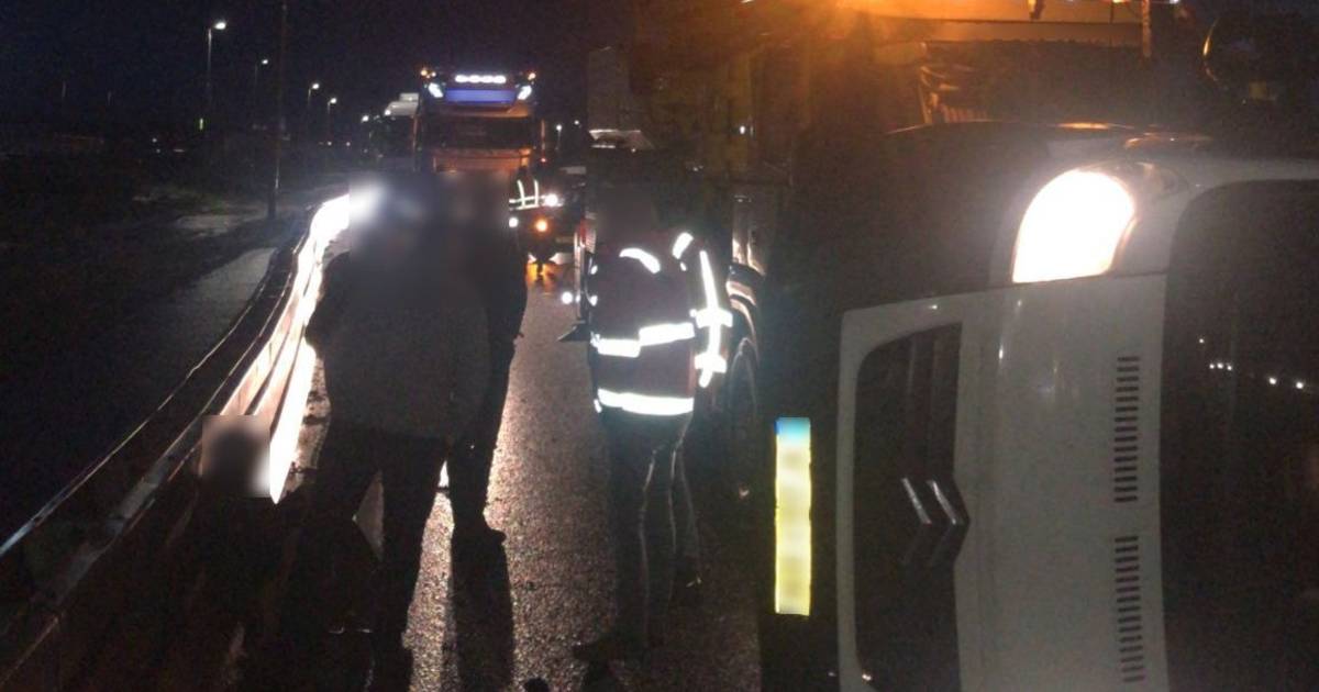 A28 dicht door gekantelde vrachtwagen, verkeer richting Zwolle staat muurvast.