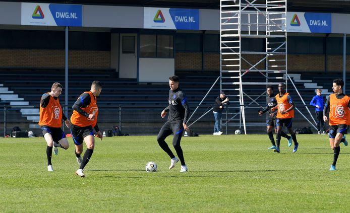 Oranje onder 19 traint op de perfecte grasmat van het Zwijndrechtse ZBC'97.