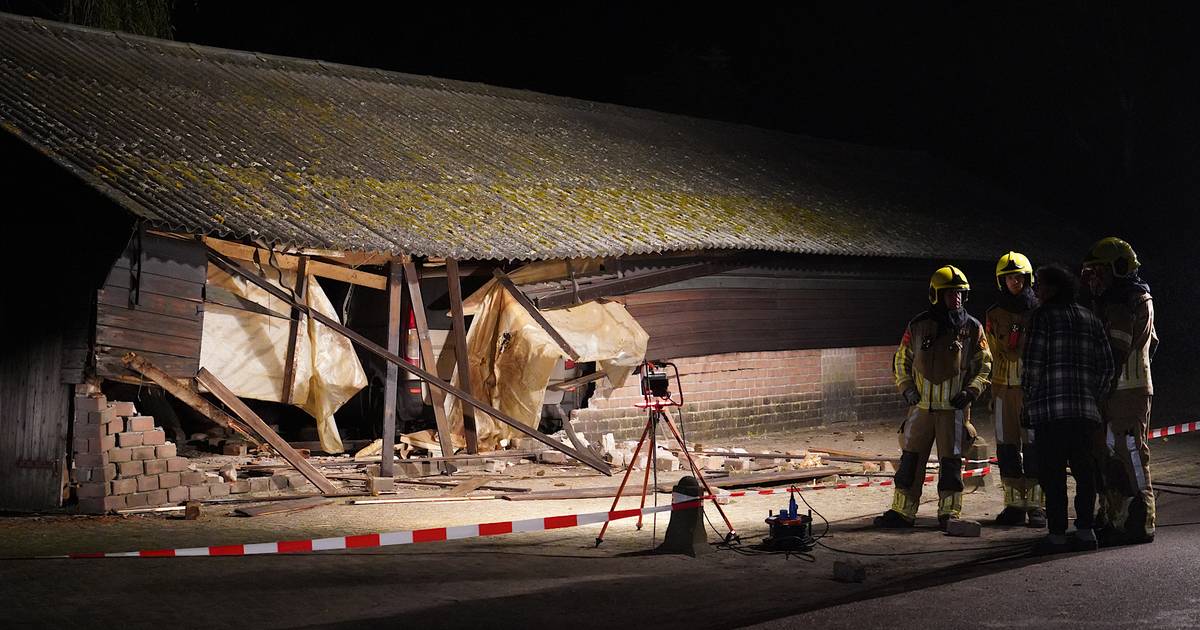 Auto rijdt dwars door stenen muur van boerenschuur heen bij Ulicoten: enorme ravage, bestuurder spoo