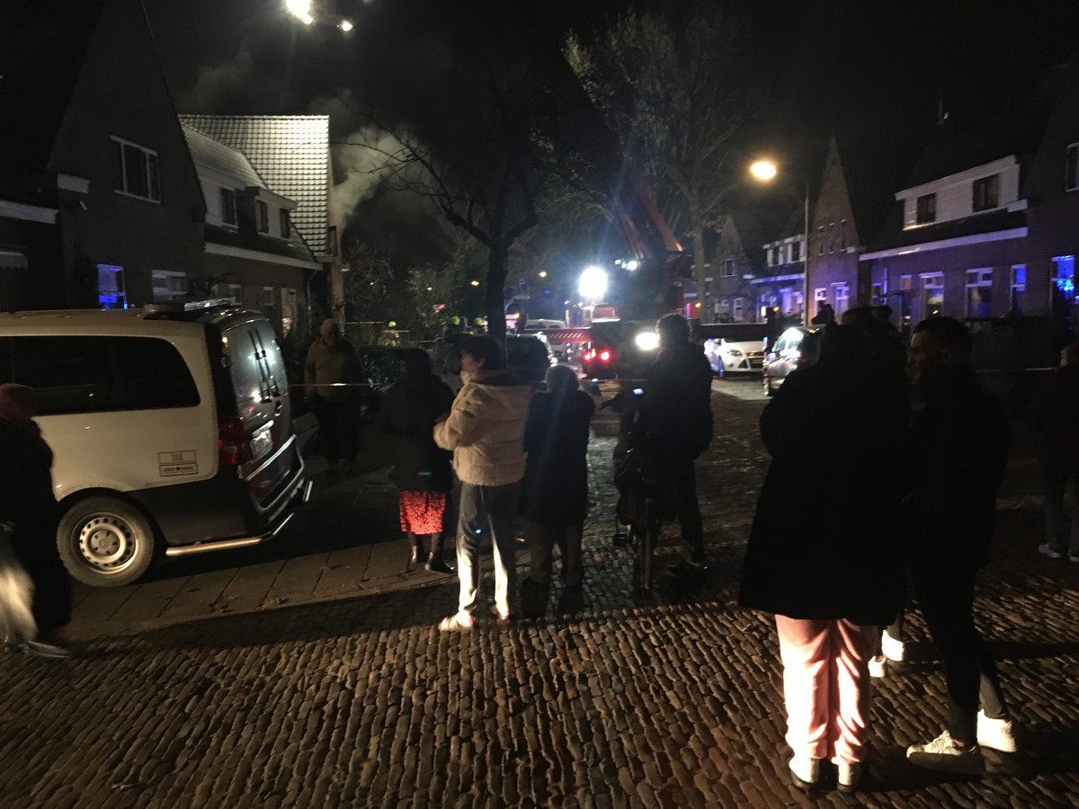 De politie heeft toeschouwers met lint op afstand gehouden bij een woningbrand in de Wagenaarstraat in Nijmegen.