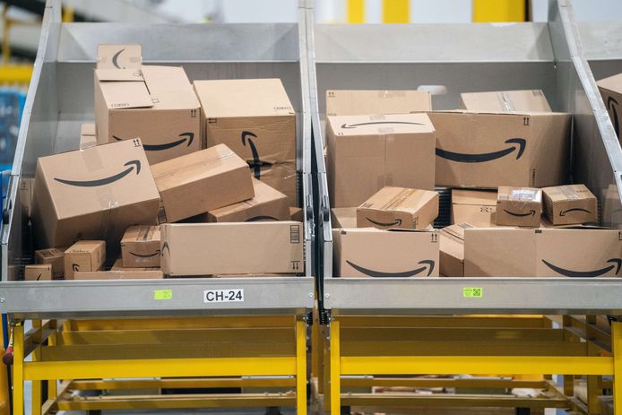 Pakjes van Amazon in een distributiecentrum.