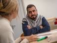 Een spannend moment voor Saba Tbouli: HZ-studente Rika Zwart neemt hem het mondeling examen af.