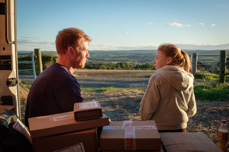 Pakketbezorger Ricky (Kris ­Hitchen) op pad met zijn dochter Lisa Jane (Katie Proctor). Beeld 