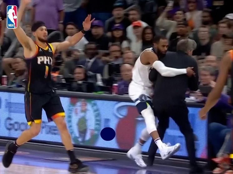 Basketballer beukt eigen coach omver na duw tegenstander