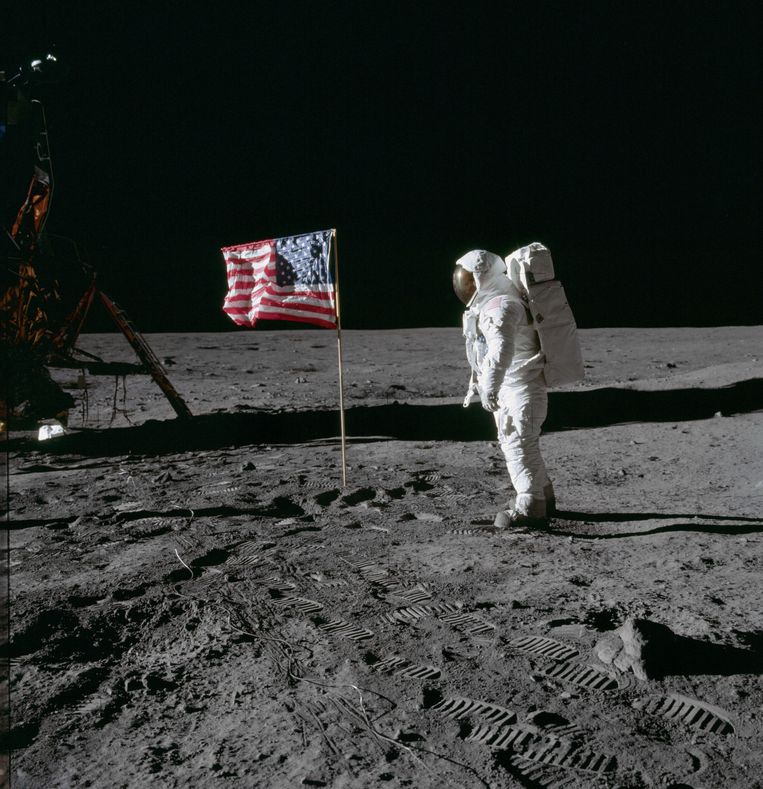 Astronaut Edwin E. Aldrin Jr., poseert naast de Amerikaanse vlag. Beeld NASA