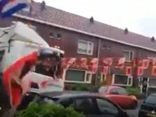 Vuilnisman rijdt oranje versiering in Enschede aan gort: ‘Leidinggevende zei: rijden!’