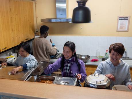 Op slechts drie pitjes tachtig maaltijden koken voor de daklozen: zo wordt de missie van broodpater Poels voortgezet