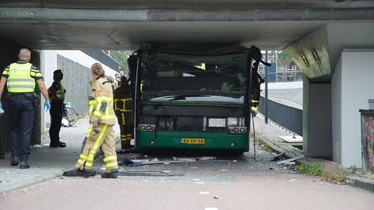 Een bus zit klemvast onder het viaduct in Apeldoorn.