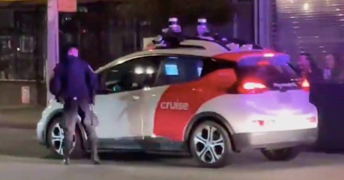 Farhan: Le immagini mostrano un poliziotto sorpreso che controlla un taxi a guida autonoma |  strano