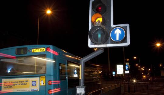 ‘Een echte heldin’: Britse senioren klimmen in stoplichten om vermeende massavernietigingswapens uit te schakelen