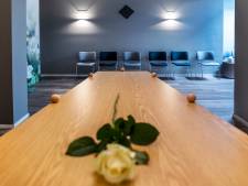 86 dagen lag meneer De B. dood in zijn appartement en bij zijn uitvaart bleven alle dertien stoelen leeg