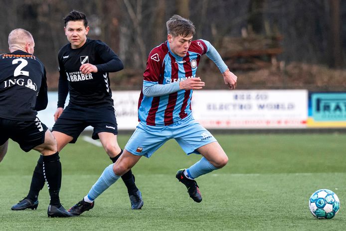 Thom Stunnenberg aan de bal in het duel met Otterlo. De speler van OVC'85 scoorde twee keer tegen Jonathan en bracht zijn voorlopige seizoentotaal op 13 treffers.
