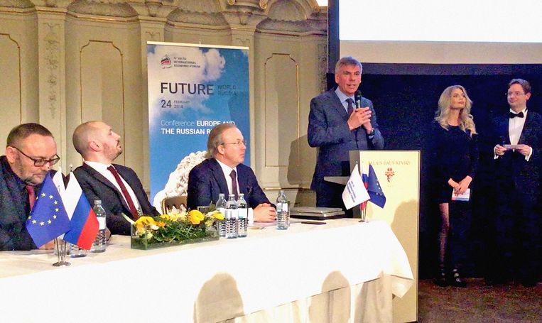 Filip Dewinter en Andrei Nazarov in Wenen: ‘Andrei Nazarov is dé sponsor van Vlaams Belang.’ Beeld /