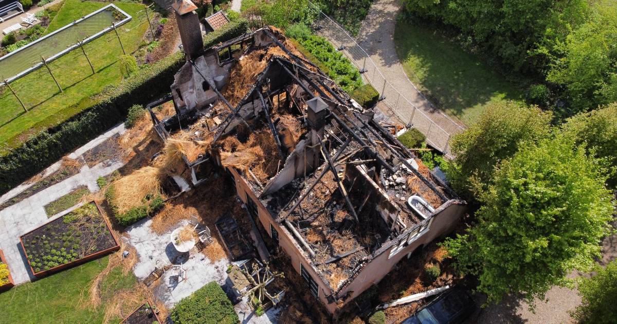 Woonboerderij in vlammen: ‘Zij stonden in hun trui en hun spijkerbroek buiten, meer hebben ze nu nie