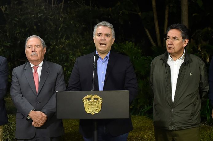 Colombiaanse president Ivan Duque (midden) kondigde de dood van Guacho gisteren aan tijdens een persconferentie.