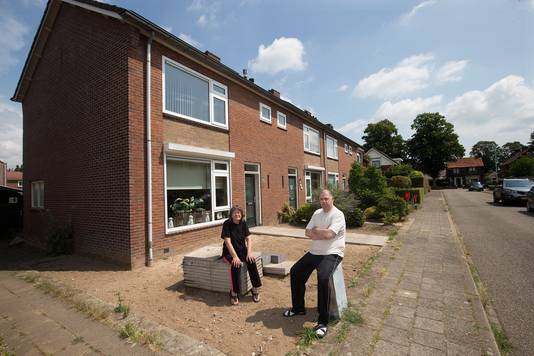 Pauline Ebbers en haar zoon Dennis van den Heuvel hebben al jaren last van het draaigatje, een exotische mierensoort die moeilijk te bestrijden is.