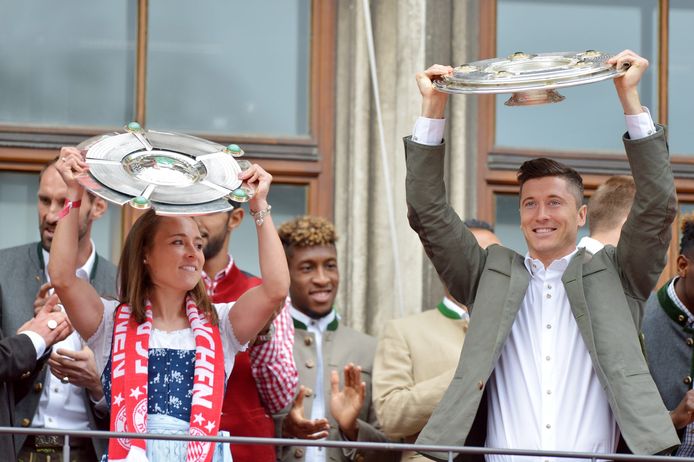 Gina Lewandowski  en Robert Lewandowski vieren de landstitel van de vrouwen en mannen van Bayern in 2016.