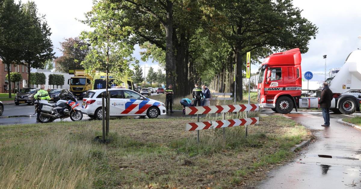 Fietser gewond na aanrijding met vrachtwagen op Morsweg in Rijssen.