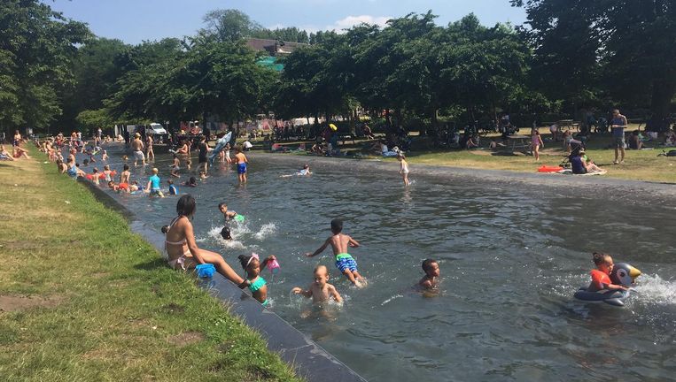 Kinderen spelen na schooltijd in het water in het Westerpark Beeld Josien Wolthuizen