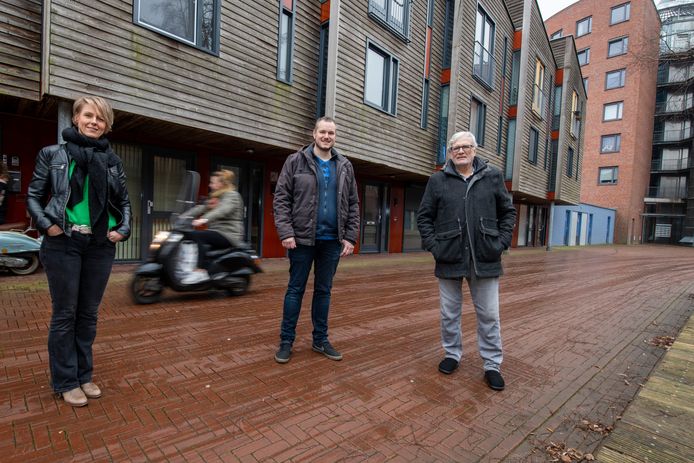 De buren Cristel Methorst, Erik- Jan Brul en Tiem Wilhelm vinden dat de overlast van verkeer de spuigaten uitloopt  in hun straatje achter winkelcentrum ‘t Fort.
