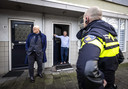 Een Bossche politieagent wandelt met minister Grapperhaus door de Graafsewijk.