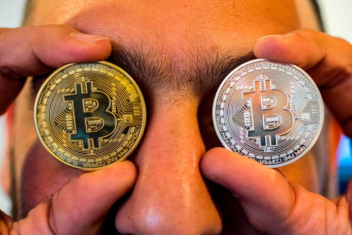 Het aantal Nederlanders dat geld in cryptomunten, zoals de bitcoin, stopt is flink opgelopen