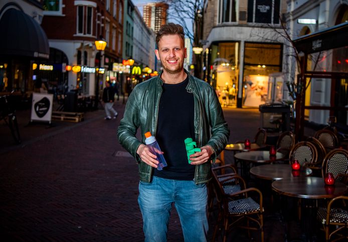 De 26-jarige Joop Opmeer bedacht een flesje en een medicijndoos ineen. Zo hoeven medicijngebruikers niet te zoeken naar water of naar hun medicatie.