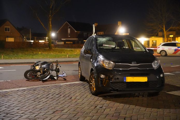 Een scooterrijder is gewond geraakt na een botsing met een auto in Twello.