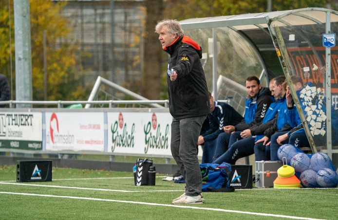 Trainer Geert Veldhuis geeft de spelers van ‘zijn’ BWO aanwijzingen.