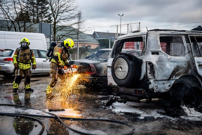Bij de tweede bluspoging werd onder meer de kofferbak van een van de auto’s opengeslepen om ook aan de binnenkant te kunnen blussen.