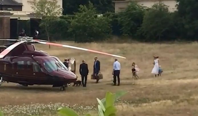 Kate, William et leurs trois enfants en train de monter à bord d'un hélicoptère