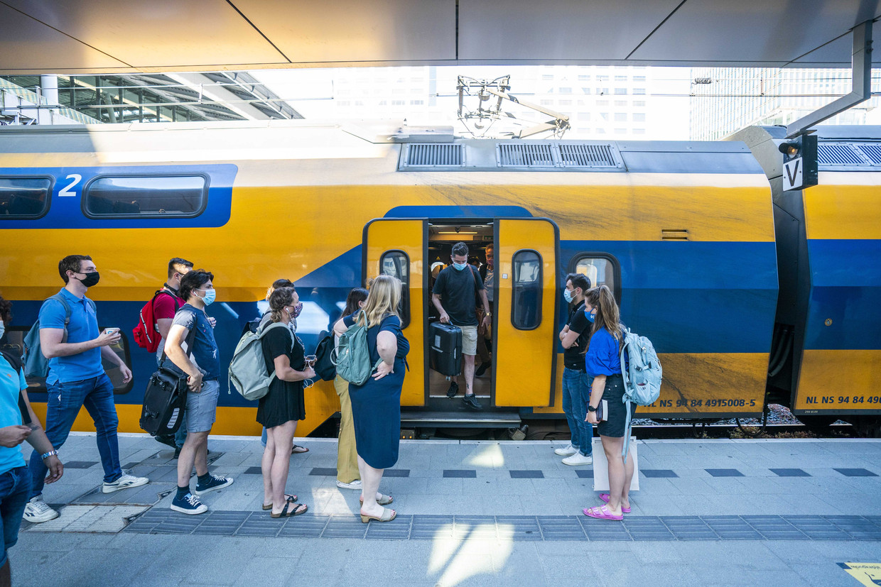 Reizigers in de ochtendspits op station Utrecht Centraal. De NS laat weer vrijwel alle treinen rijden. Beeld ANP