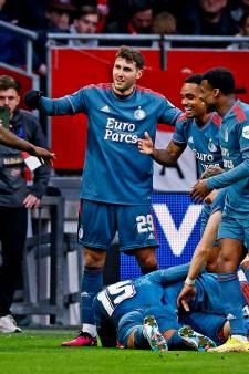 Feyenoord deelt mokerslag uit in titelstrijd met eerste Klassieker-zege bij Ajax sinds 2005