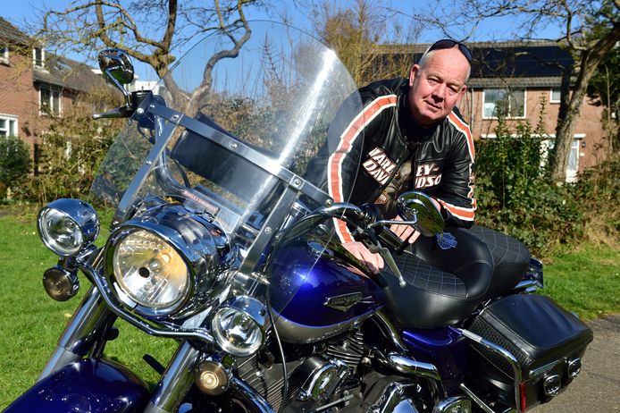 Piet Hofman uit Gouda op zijn opgepoetste Harley Davidson