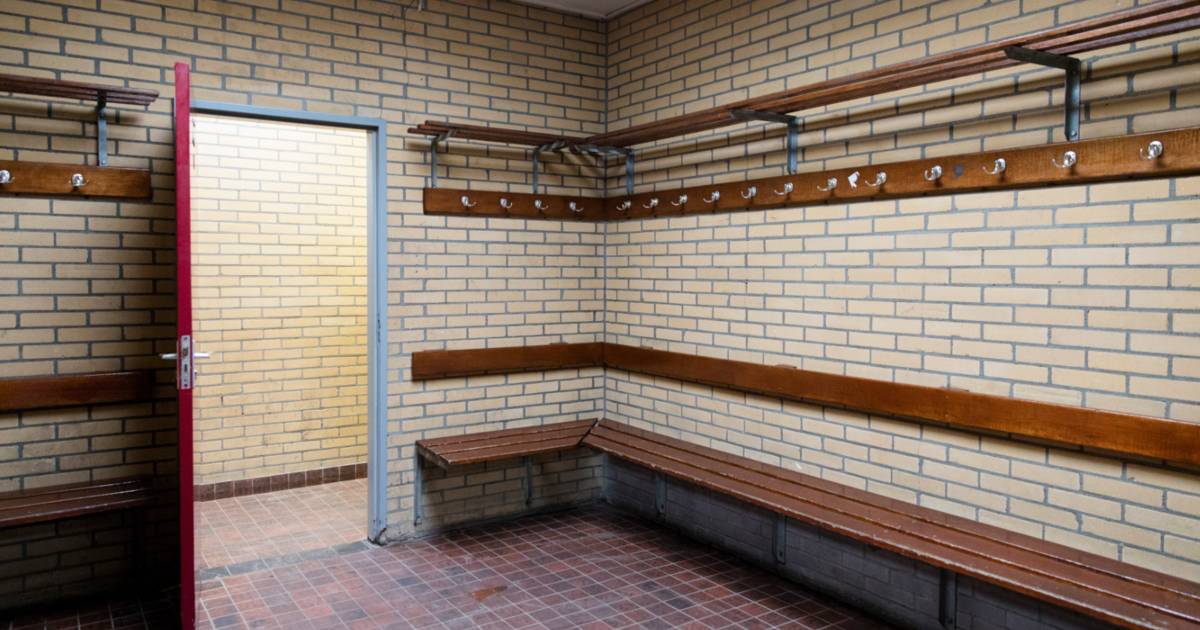 Voetbaltrainer filmt naakte tieners in kleedkamer en masturberende jongens: twee jaar celstraf en schadevergoeding.