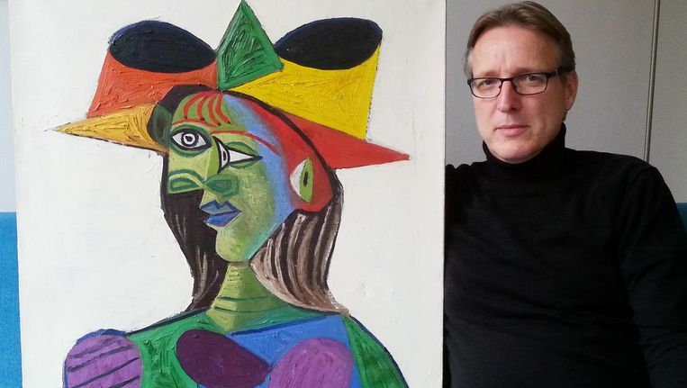 Kunstdetective Arthur Brand met de teruggevonden Picasso Beeld afp