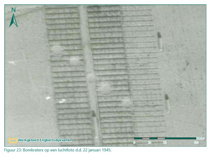 Een luchtfoto van de vijf bomkraters, circa 12 meter doorsnede zo'n veertig meter uit elkaar. De vraag is of er ook niet ontplofte bommen in de grond zitten.