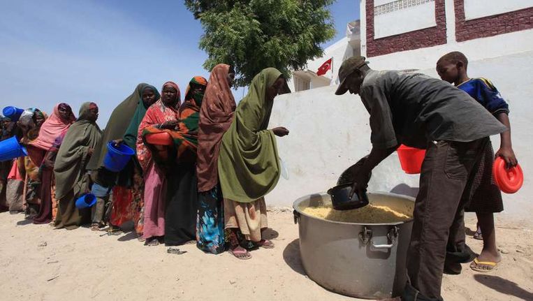 Ontheemde Somalische vrouwen staan in de rij voor voedselhulp. Beeld reuters