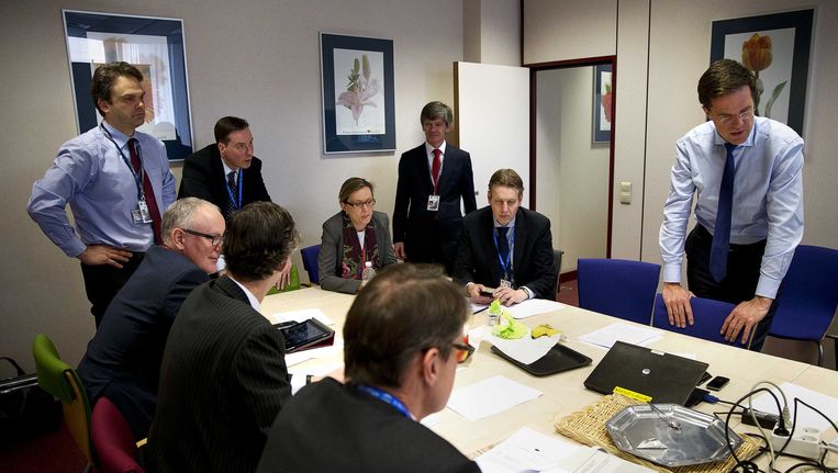 Premier Mark Rutte leidt het delegatieoverleg op de tweede dag op de Europese Top in Brussel. Beeld ANP