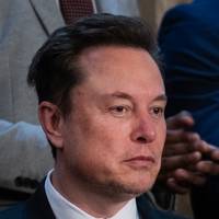 Stilaan dringt de vraag zich op: hoe gevaarlijk is Elon Musk? 