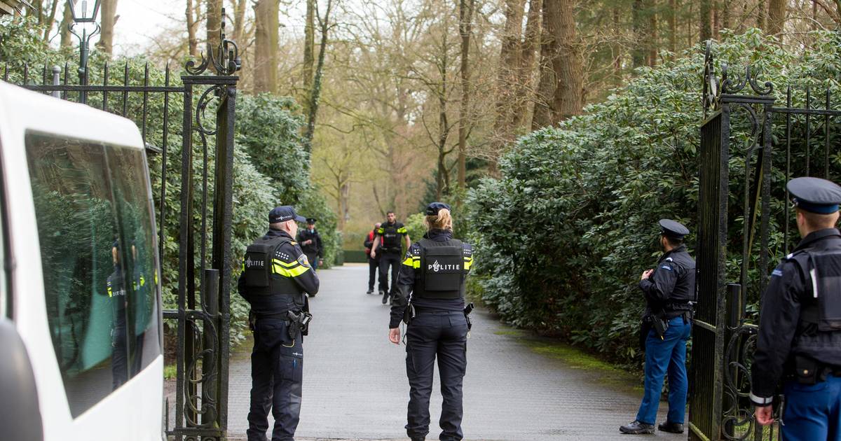 Voorbijgangers keken vreemd op van de actie van de hulpdiensten.