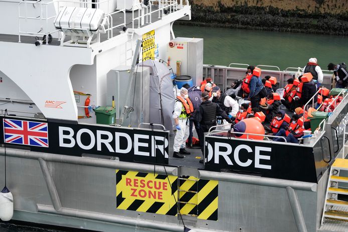 Migranten die werden gered komen aan in Dover, gisteren.