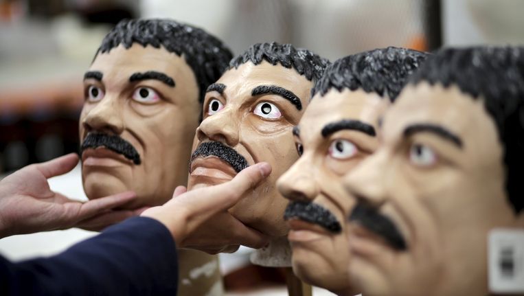 Maskers van de ontsnapte drugsbaas 'El Chapo' in Mexico City Beeld reuters
