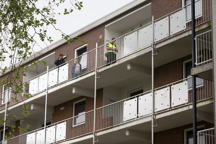 Politieonderzoek de dag na de explosie in de flat aan de Beethovenlaan in Doetinchem.