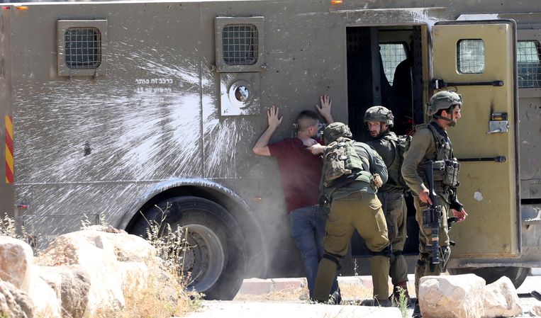 Israëlische militairen arresteren een Palestijn, in de stad Jenin. Beeld EPA