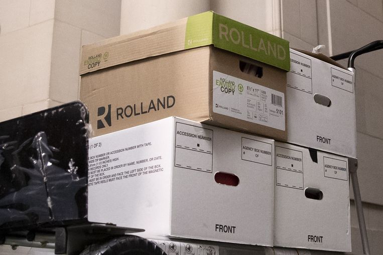 Na de stemming in de belastingcommissie van het Huis werden kartonnen dozen met documenten naar een beveiligde kamer verplaatst, om geredigeerd te worden. Beeld ANP / EPA