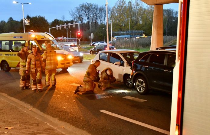 Kop-staartbotsing op de Prins Bernhardstraat, onder het viaduct van de A2