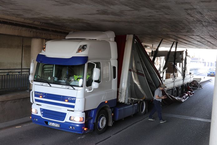 Het dak, en de zijwanden werden compleet van de wagen gereden.