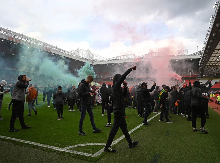 Supporters van Manchester United hebben het veld van hun club bestormd uit protest tegen de eigenaars, de Glazer-familie. Beeld AFP